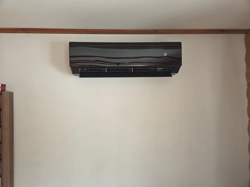 Czarny klimatyzator AUX zamontowany w salonie — Lwówek Śląski