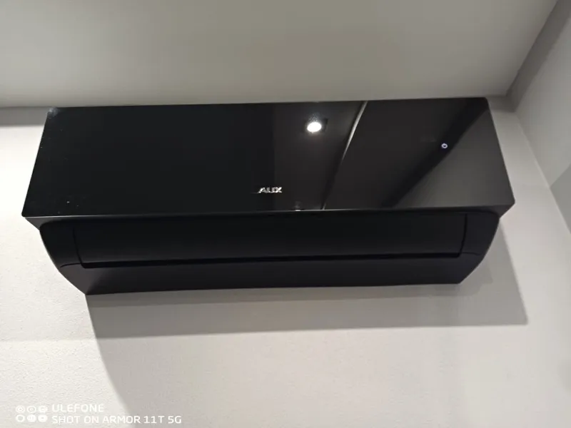 Czarny klimatyzator AUX Black z bliska — montaż ścienny