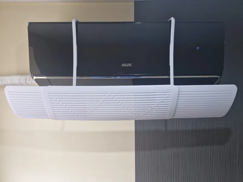 Czarny klimatyzator AUX z deflektorem powietrza