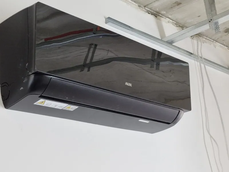 Klimatyzator AUX zamontowany w trakcie prac budowlanych