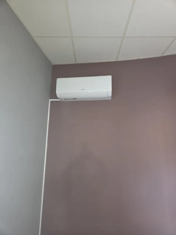 Biały klimatyzator AUX zamontowany w biurze