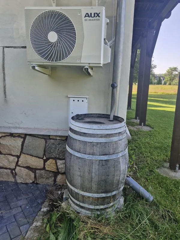 Jednostka zewnętrzna AUX zamontowana przy budynku