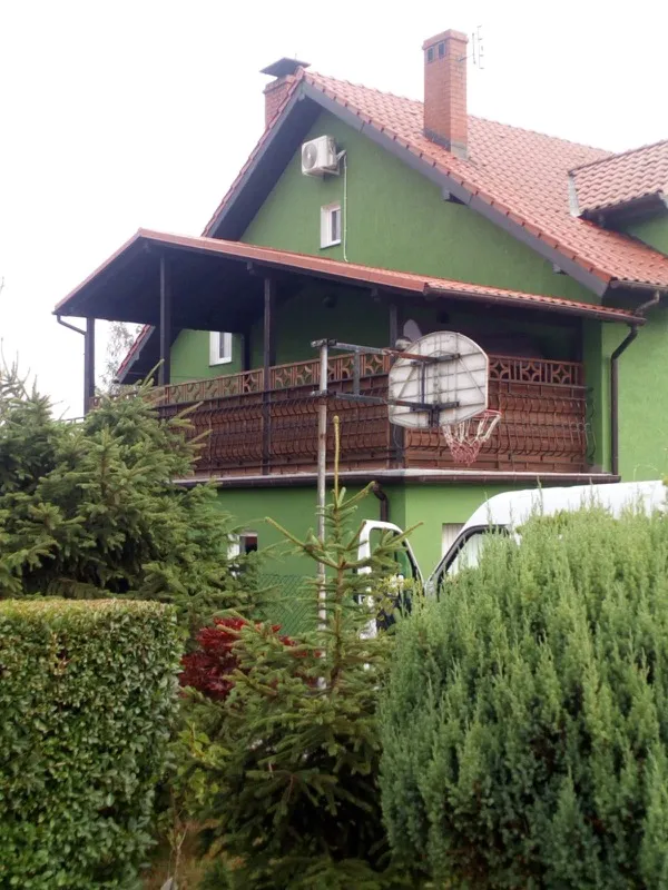 Dom z zamontowaną klimatyzacją AUX — widok zewnętrzny